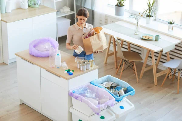 Frau erledigt Hausarbeit — Stockfoto