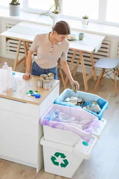 Mülltrennung zur Korrektur von Containern — Stockfoto