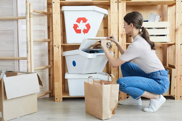 Mujer separando papel de otros residuos —  Fotos de Stock