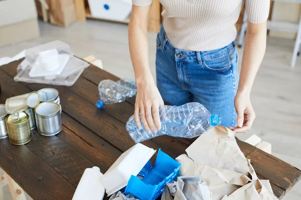 Mujer clasificando residuos plásticos —  Fotos de Stock