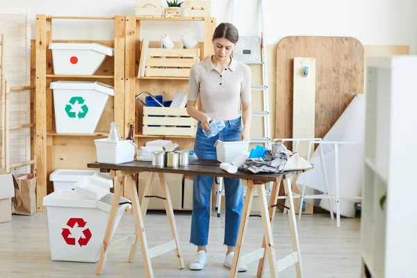 Mulher recicla resíduos em armazém — Fotografia de Stock