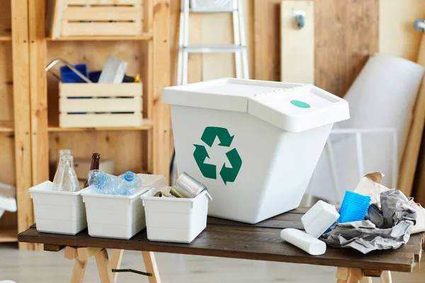 Reciclaje de residuos en los contenedores — Foto de Stock