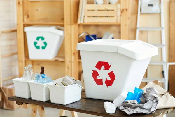 Papeleras de plástico para basura — Foto de Stock