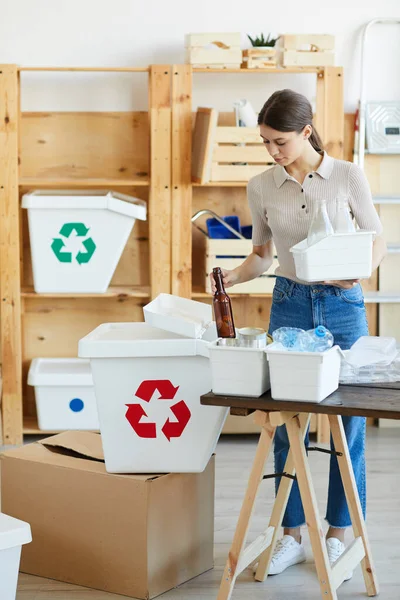 Vidrio reciclado mujer —  Fotos de Stock