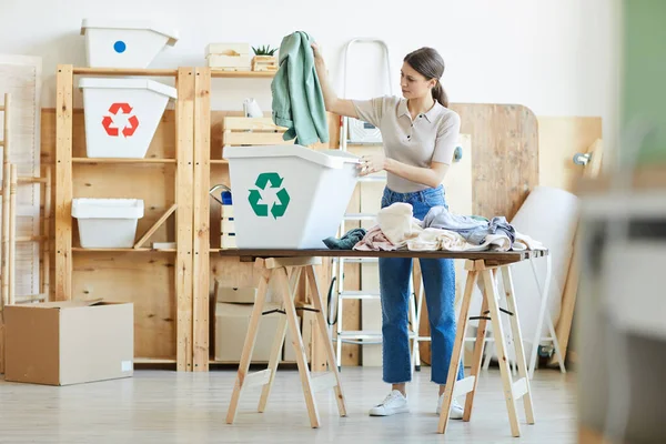 Frau sortiert Kleiderschrank aus — Stockfoto