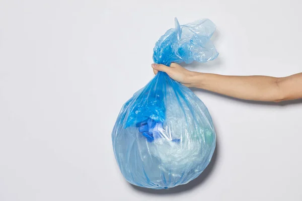 Женщина с мешком для мусора — стоковое фото