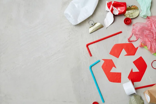 Símbolo de reciclaje con residuos — Foto de Stock