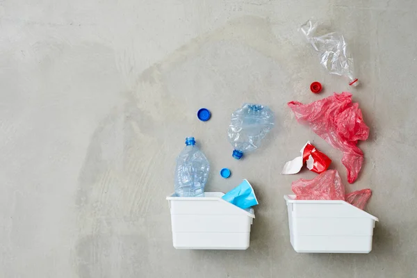 Переработка пластиковых бутылок с пакетами — стоковое фото