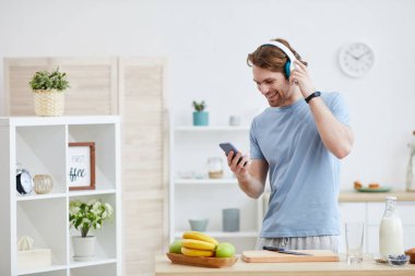 Genç adam telefonda konuşuyor.