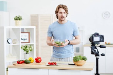Adam videoda salata pişiriyor.