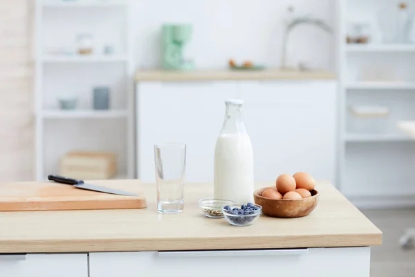 Comida sobre la mesa —  Fotos de Stock