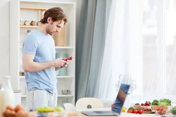 Mann tippt eine Nachricht am Telefon — Stockfoto