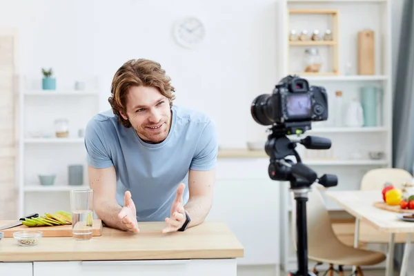 Mann dreht Video über gesunde Ernährung — Stockfoto