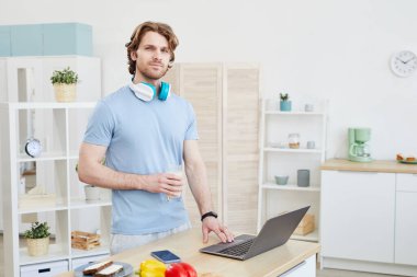 Mutfakta çalışan adam.