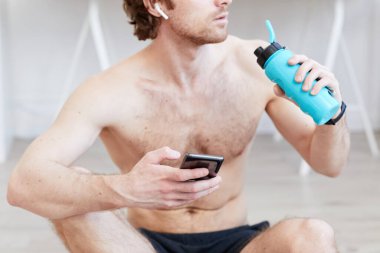 Sportif adam su içiyor.