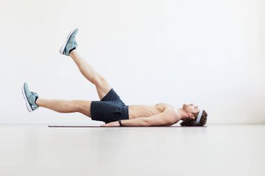 Yerde egzersiz yapan adam.