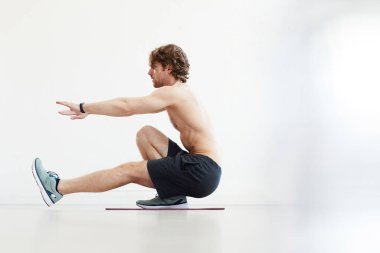 Adam tek başına çalışıyor.