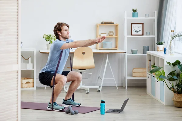 Hombre haciendo ejercicio en casa — Foto de Stock
