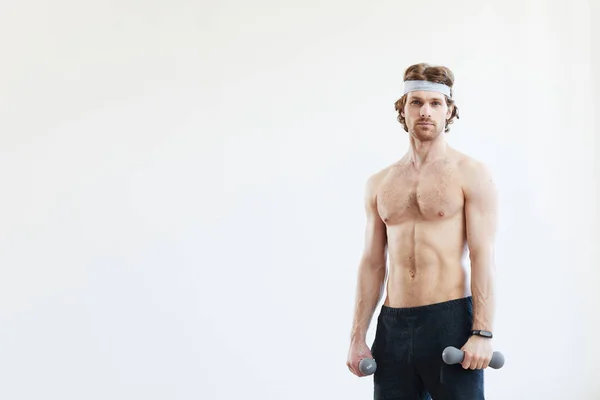 Hombre haciendo ejercicio con pesas —  Fotos de Stock