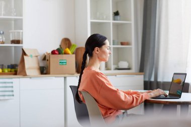 Bilgisayarda çalışan kadın