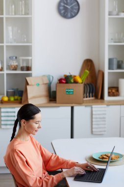 Evde çalışan bir kadın.