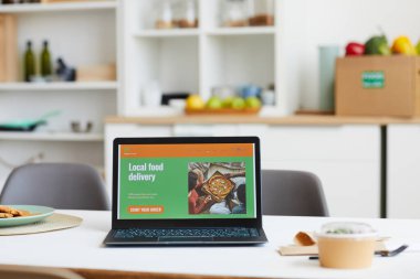 İnternetten yemek dağıtıyorum.