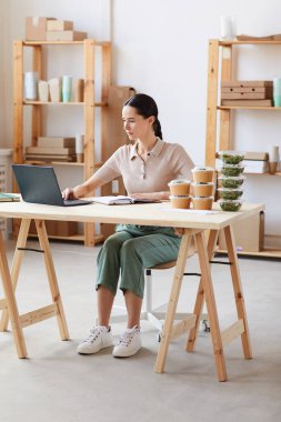 Kadın teslimat yapıyor.