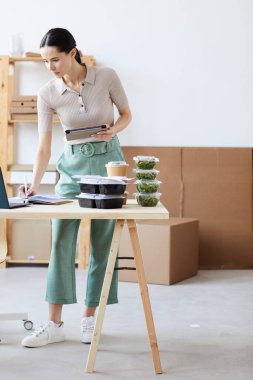 Teslimat servisinde çalışan kadın.