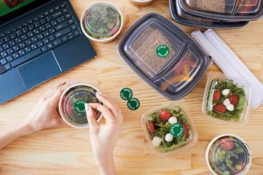 İnternetten teslimat yapan kadın.