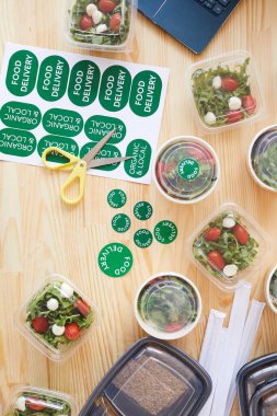 Kutularda yiyecek paketliyorum.