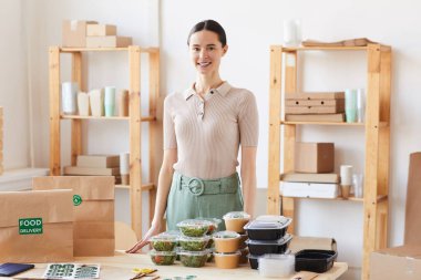 Teslimat servisinde çalışan kadın.