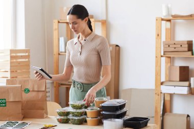 Çevrimiçi dağıtım ile çalışan kadın