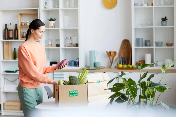 Woman receiving delivery — Stock Photo, Image