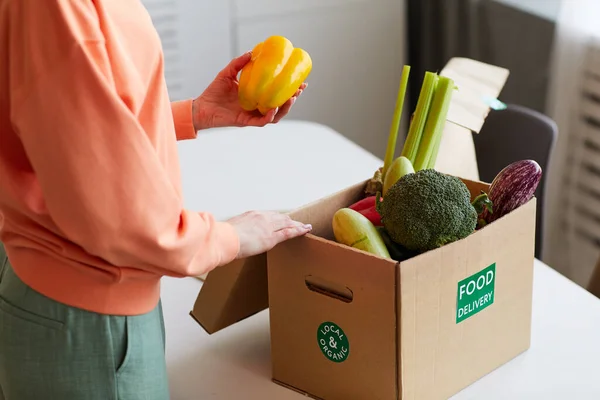Kvinne som pakker ut grønnsaker – stockfoto