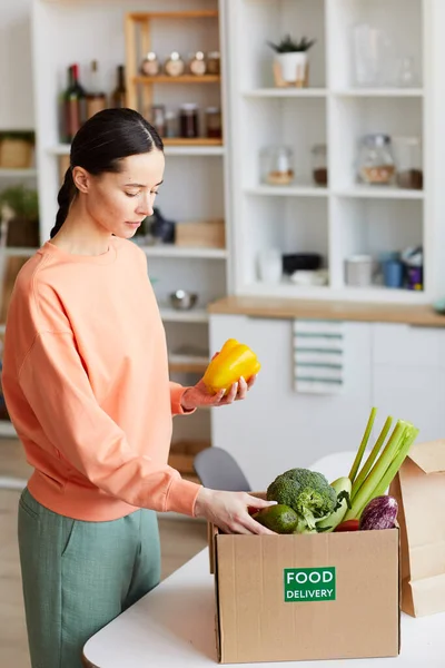 Žena kupující čerstvou zeleninu — Stock fotografie