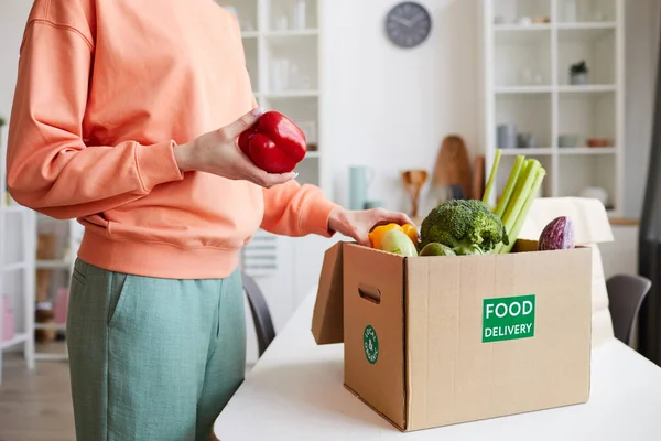 Mujer consiguiendo las verduras frescas —  Fotos de Stock