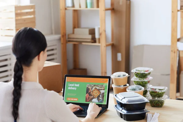 İnternetten yemek sipariş eden kadın.