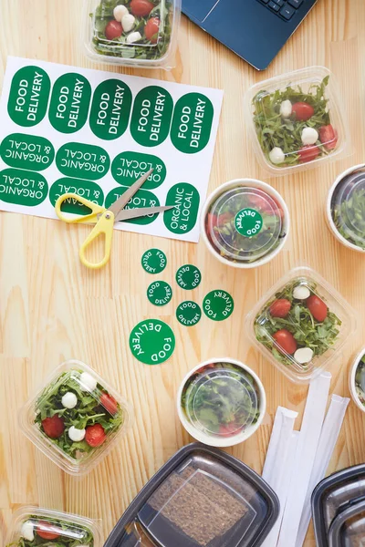 Kutularda yiyecek paketliyorum.