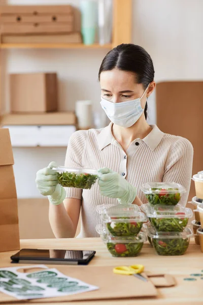 Mujer embalaje comida ecológica —  Fotos de Stock