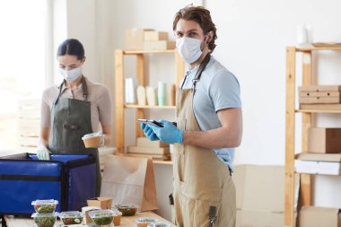 İşyerinde tablet kullanan adam