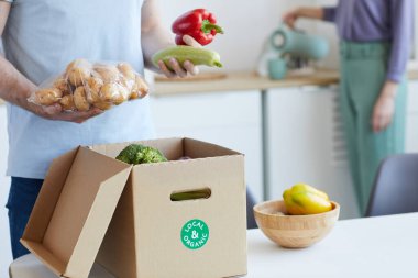 Adam yiyecekleri boşaltıyor.