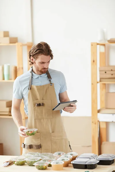 Hombre trabajando en el servicio de entrega — Foto de Stock