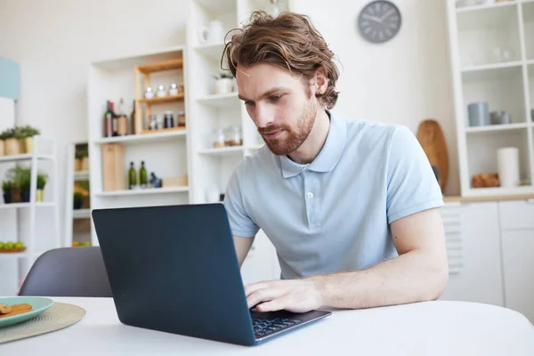 Man använder bärbar dator hemma — Stockfoto