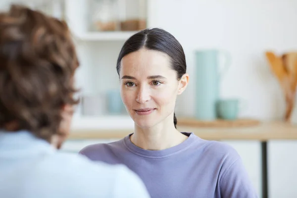 Mujer hablando con el hombre — Foto de Stock