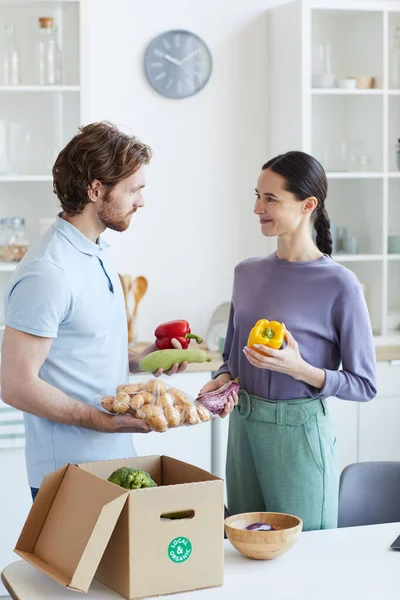 Paar packt Produkte aus — Stockfoto