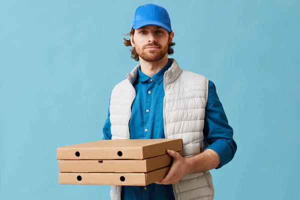 Mann liefert Pizza aus — Stockfoto