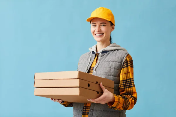 Mulher entregando pizza — Fotografia de Stock