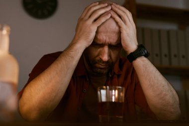 Üzgün sarhoş adam.