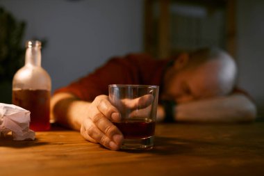 Adamın alkolle sorunu var.