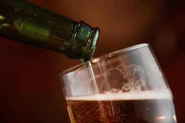 Soğuk bira içiyor.